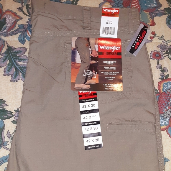Mens NWT WRANGLER RIGGS WORKWEAR PANTS 42X30 - Picture 1 of 4